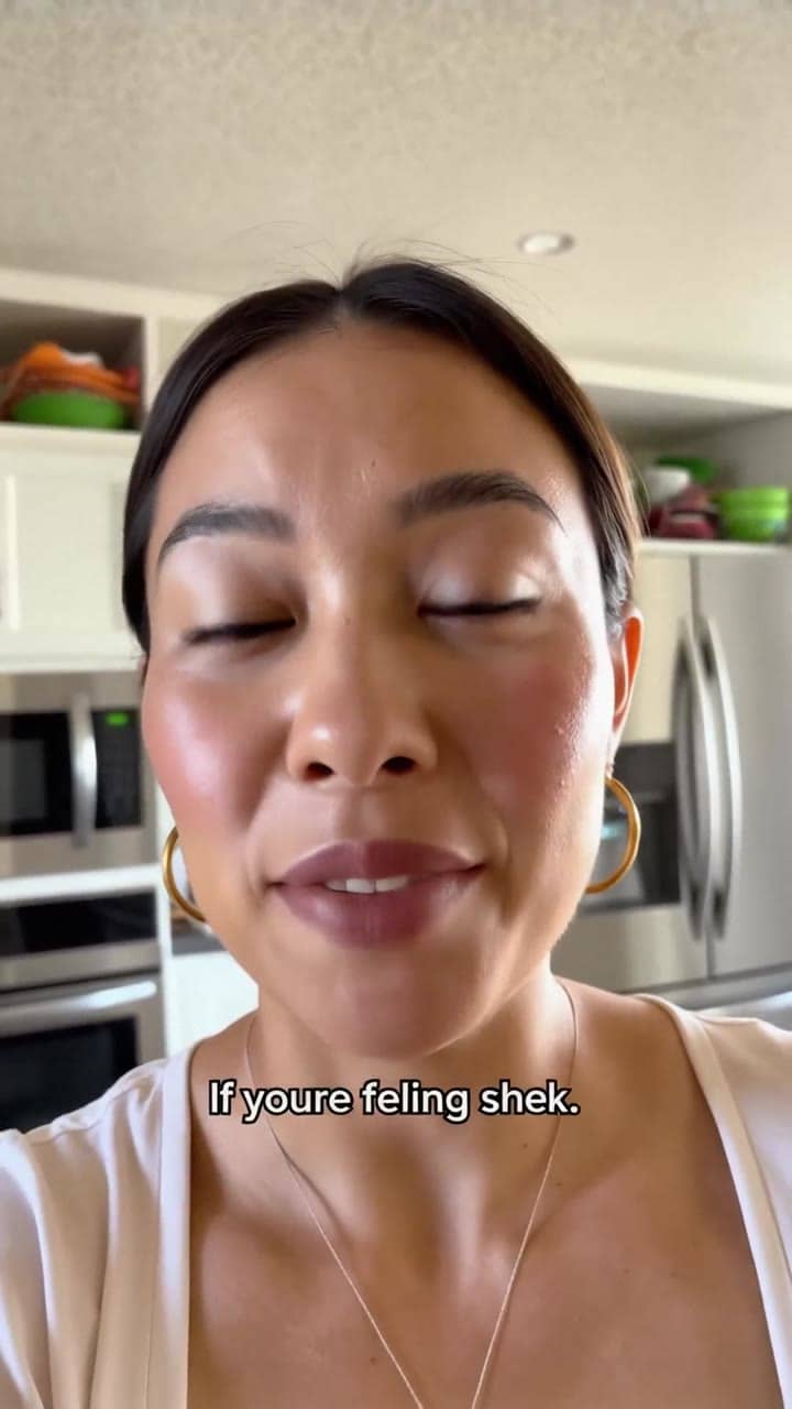 Ejemplo de video IA de LTX 2.3 Fast: Vertical 9:16 TikTok-style UGC selfie video, handheld smartphone feel, natural indoor daylight near...