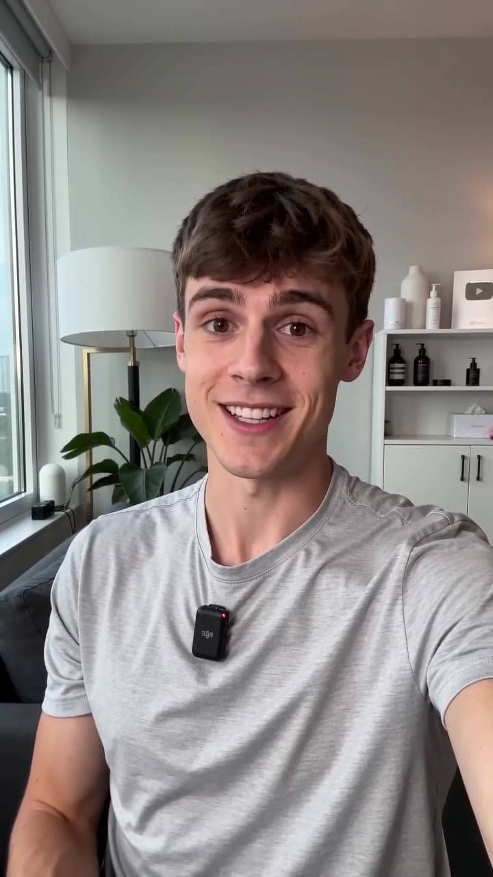 Exemple video IA Seedance 2.0 Fast: Vertical 9:16 TikTok-style UGC selfie video, handheld smartphone feel, natural indoor daylight near a...