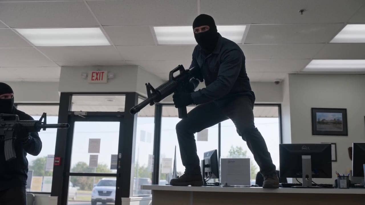 Exemple video IA Seedance 2.0 Fast: **Prompt EN - intense robbery scene with absurd inflatable weapons** **Brief:** A tense, cinematic ba...