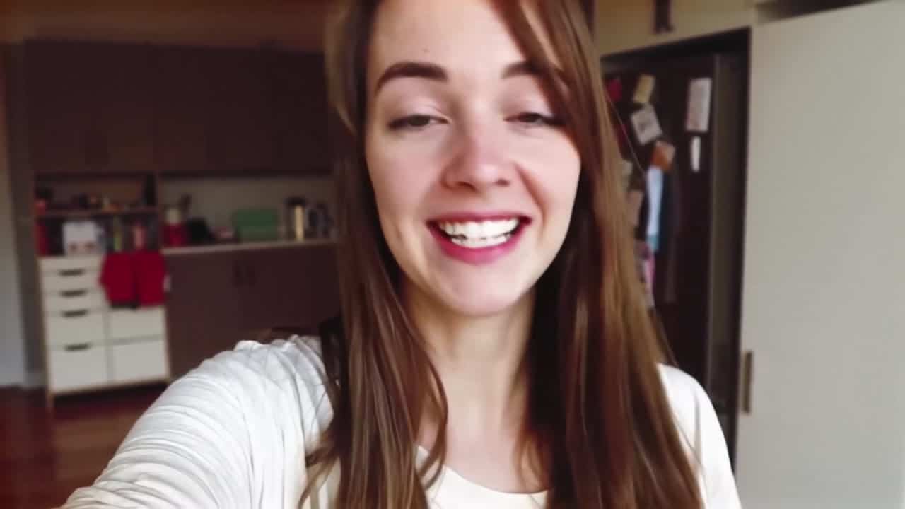 Ejemplo de video IA de LTX Video 2.0 Fast: Vertical 9:16 TikTok-style UGC selfie video, handheld smartphone feel, natural indoor daylight...