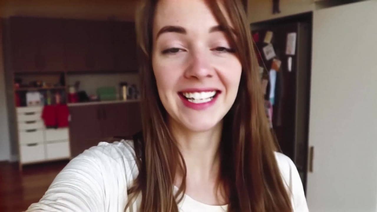 Ejemplo de video IA de LTX Video 2.0 Fast: Vertical 9:16 TikTok-style UGC selfie video, handheld smartphone feel, natural indoor daylight...