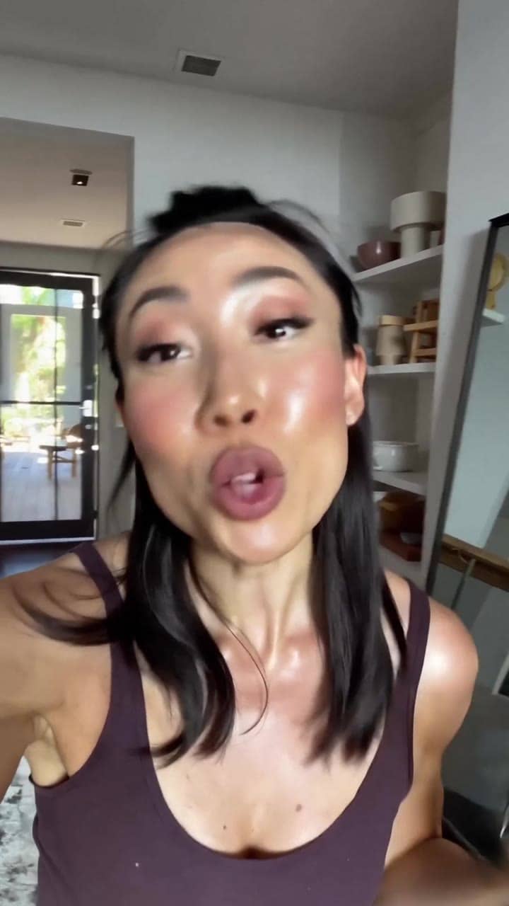 Ejemplo de video IA de LTX 2.3 Pro: Vertical 9:16 TikTok-style UGC selfie video, handheld smartphone feel, natural indoor daylight near a...