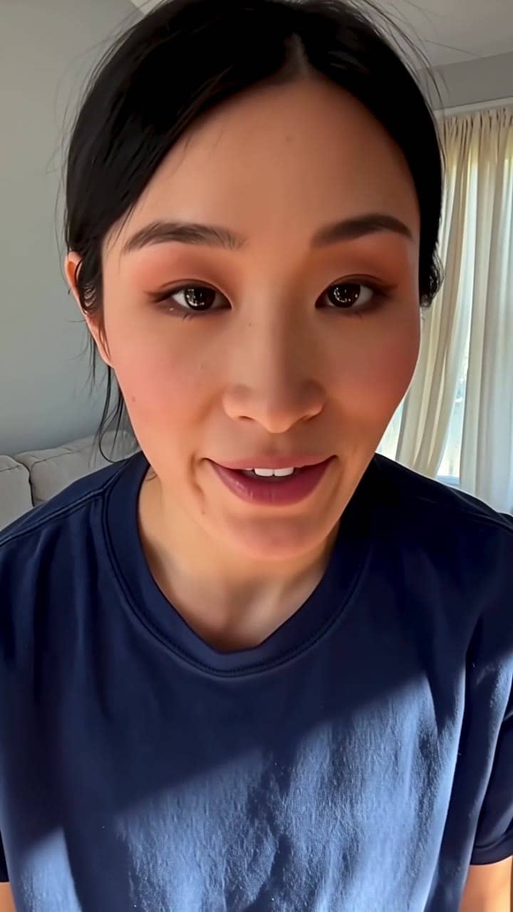 Exemple video IA Wan 2.6 Text & Image to Video: Vertical 9:16 TikTok-style UGC selfie video, handheld smartphone feel, natural indoor day...