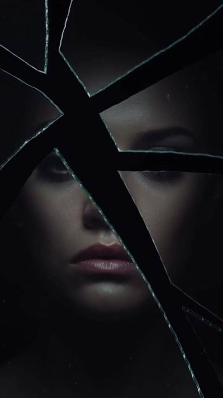 OpenAI Sora 2 AI video example: man sieht ein frauengesicht mit verwaschenem kajalstift, das in viele scherben auseinanderbricht in slow...